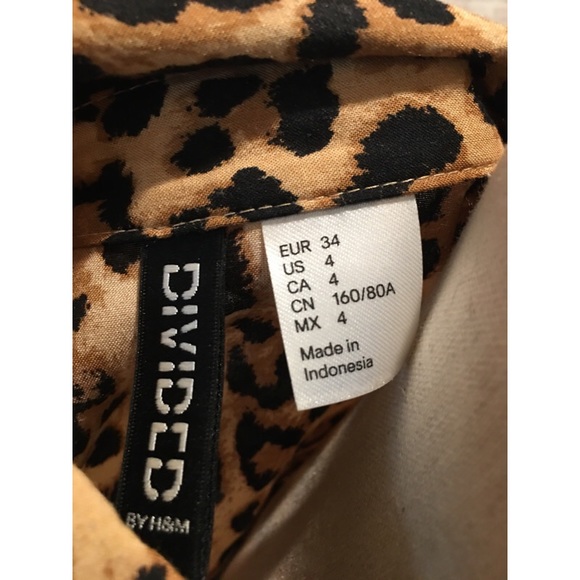 🍂🌼 Leopard print, hidden-button, collared shirt. Great Fall top! - Picture 3 of 5